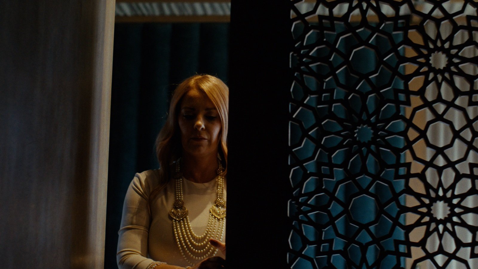 Silvia beside a Nasrí screen